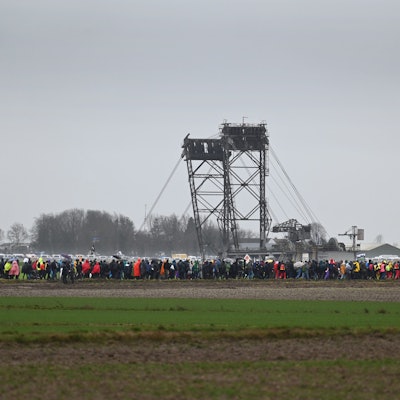 Protest am Samstag: Zahlreiche Menschen nehmen an der Demonstration von Klimaaktivisten bei Lützerath unter dem Motto ‚Räumung verhindern! Für Klimagerechtigkeit‘ teil.