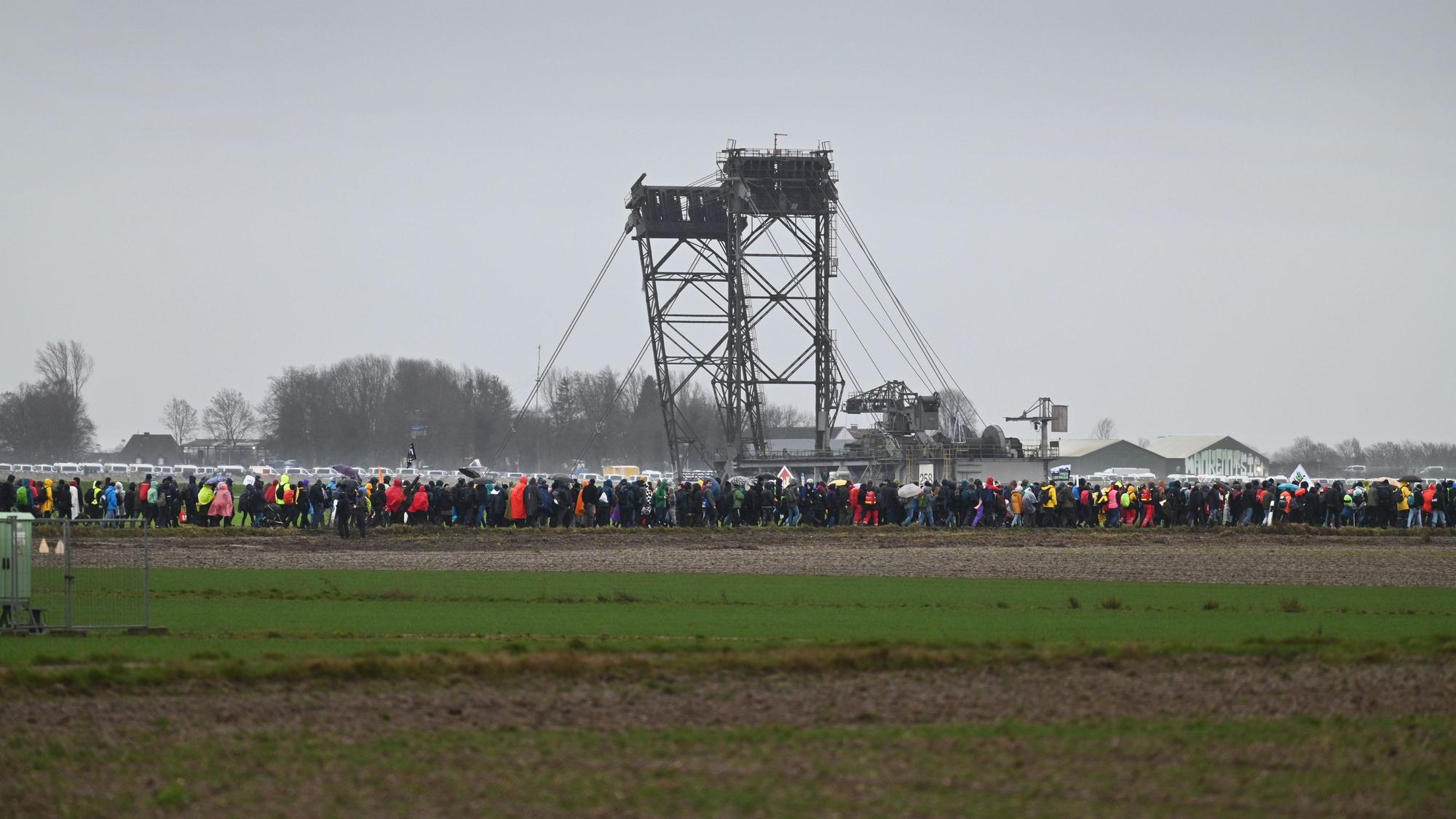 Protest am Samstag: Zahlreiche Menschen nehmen an der Demonstration von Klimaaktivisten bei Lützerath unter dem Motto ‚Räumung verhindern! Für Klimagerechtigkeit‘ teil.