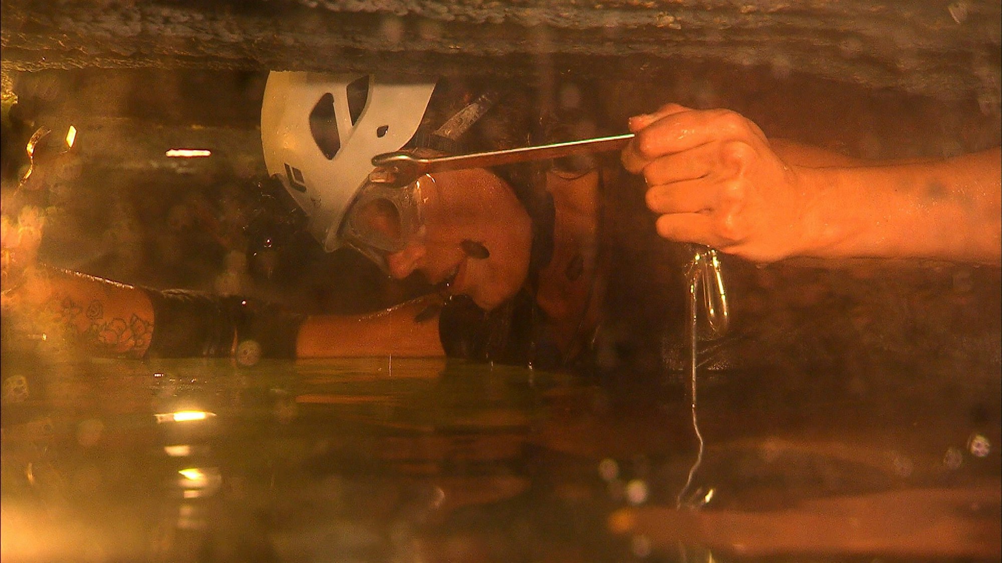 Mit Kakerlaken im Gesicht versucht Tessa Bergmeier im unterirdischen Kanalsystem einen Stern zu ergattern.