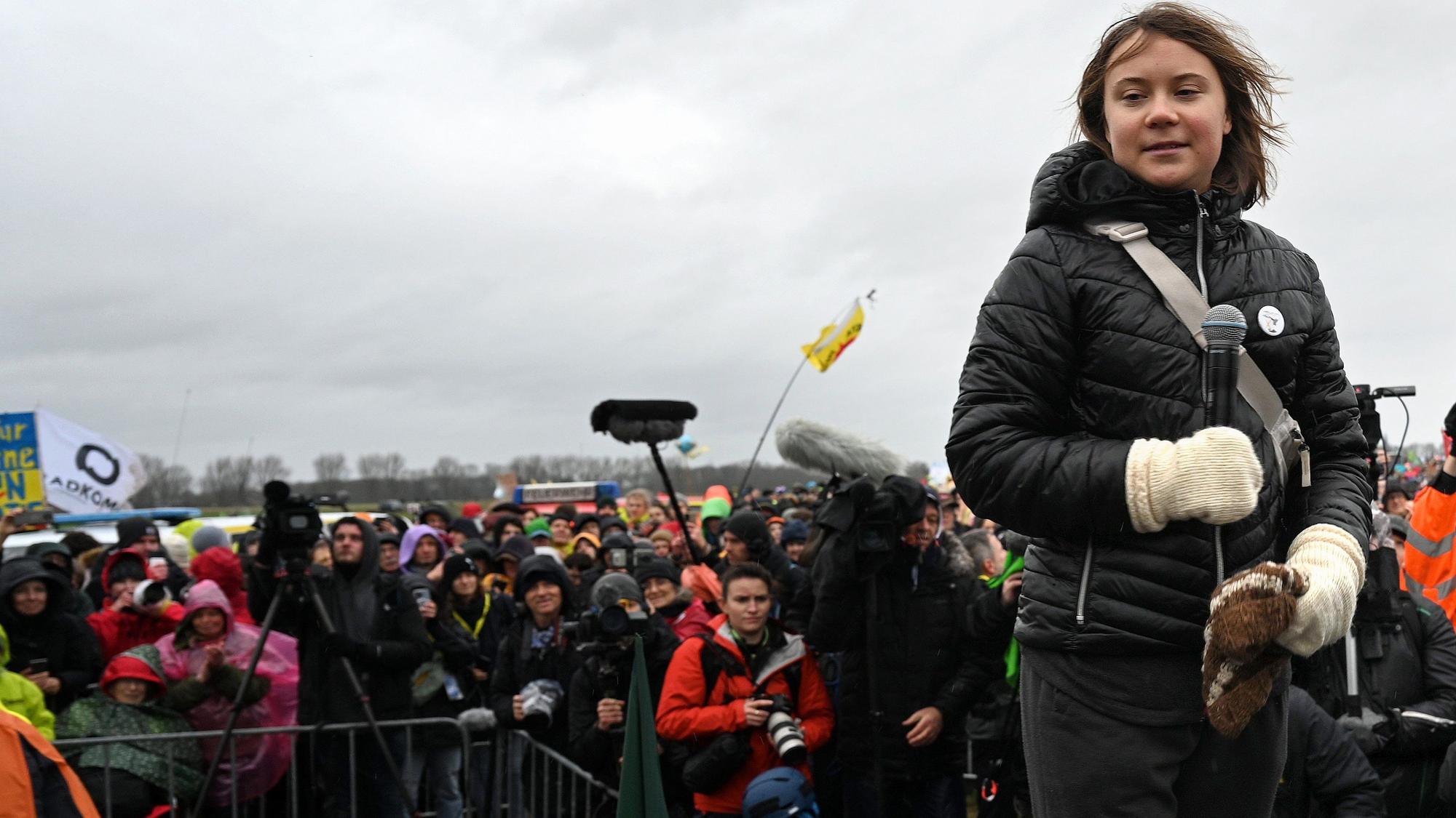 Lützerath: Die Klimaaktivistin Greta Thunberg steht am Samstag auf der Bühne vor den versammelten Demonstranten.