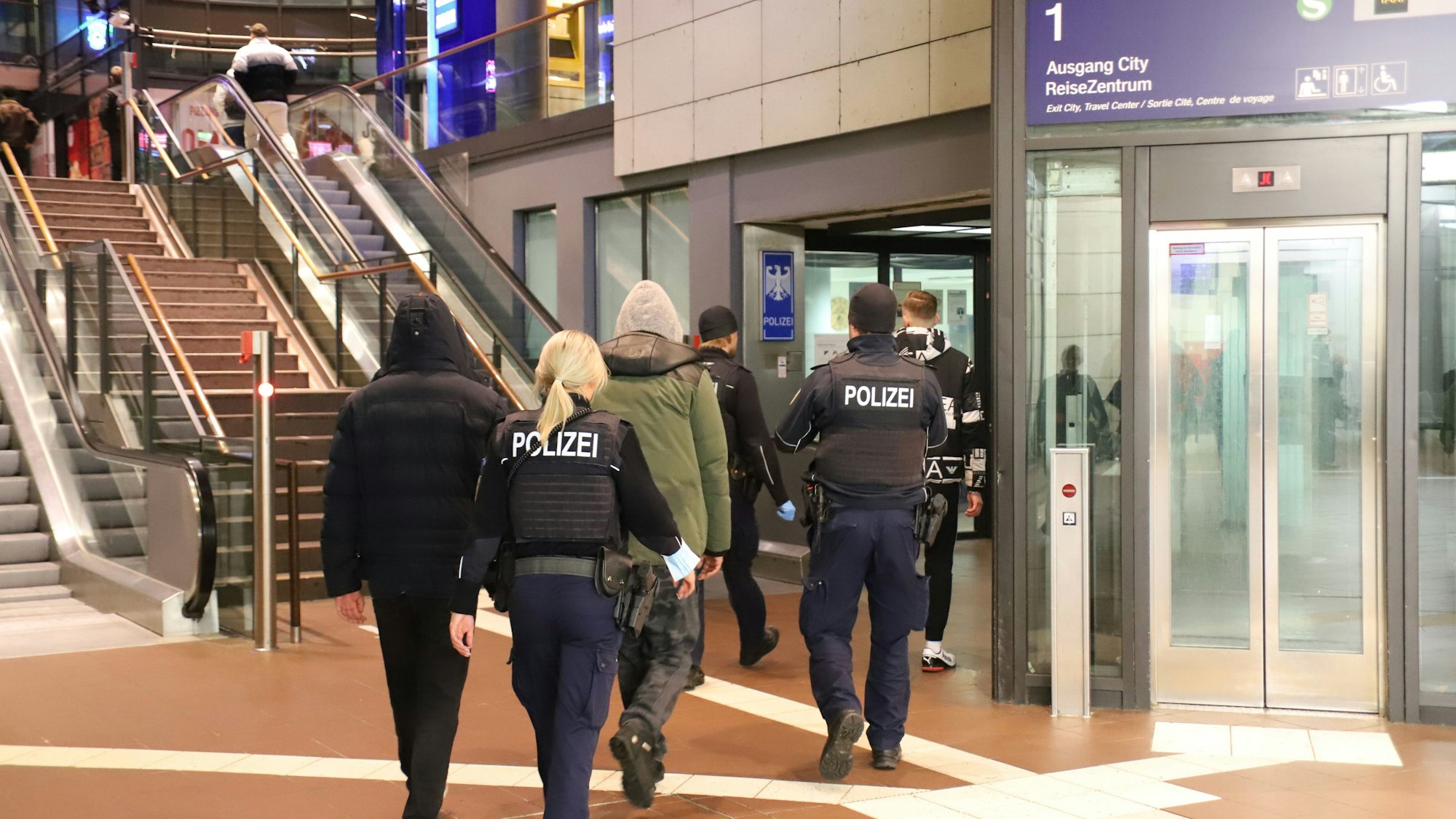 Die Bundespolizei hat im Siegburger Bahnhof Kontrollen zur Waffenverbotszone durchgeführt.
