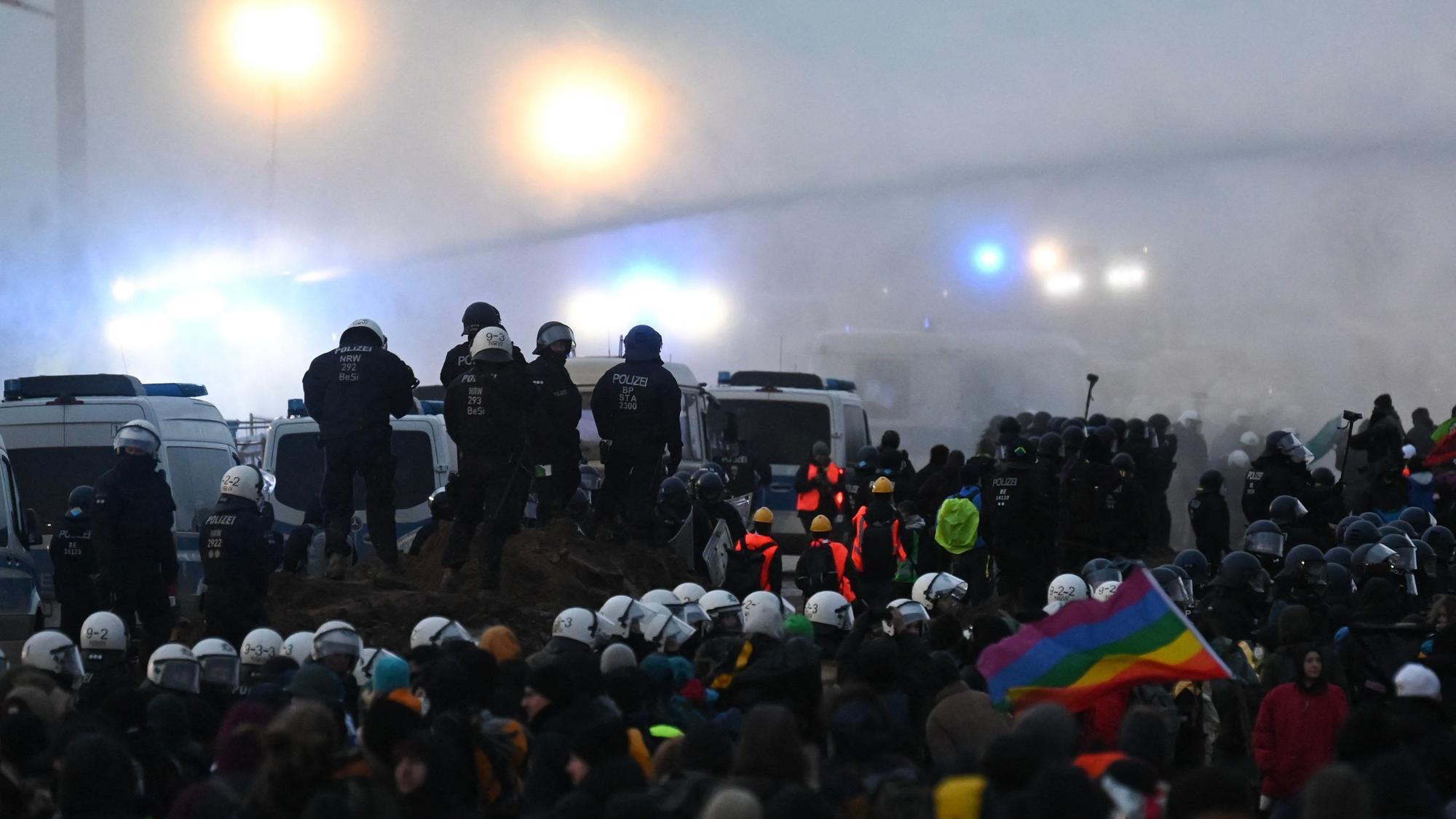Proteste für den Erhalt Lützeraths: Eine Polizeikette schirmt am Samstag die Großdemonstration ab, die Polizei setzte Wasserwerfer, Pfefferspray und Schlagstöcke ein.