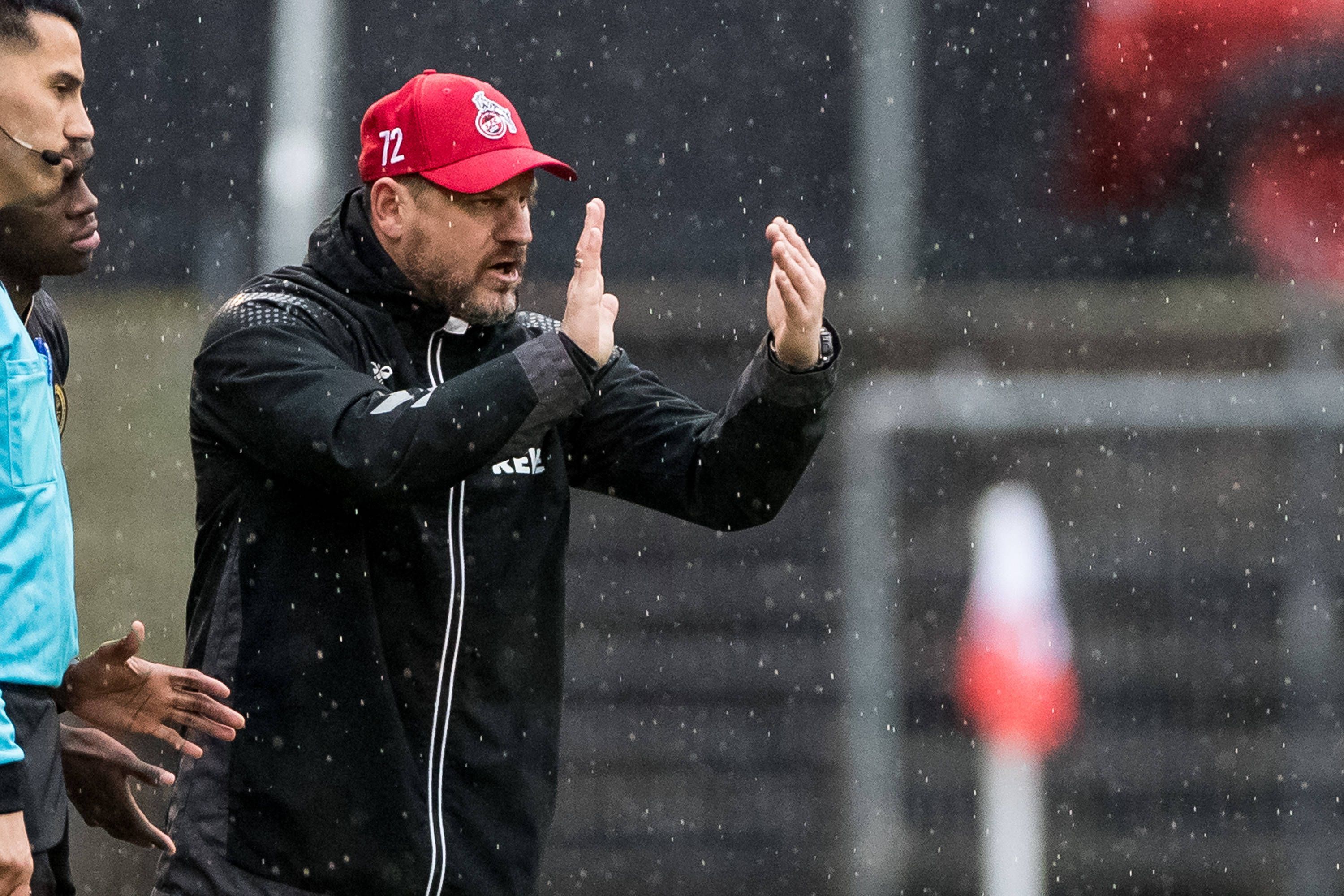 FC-Trainer Steffen Baumgart gestikuliert an der Seitenlinie.