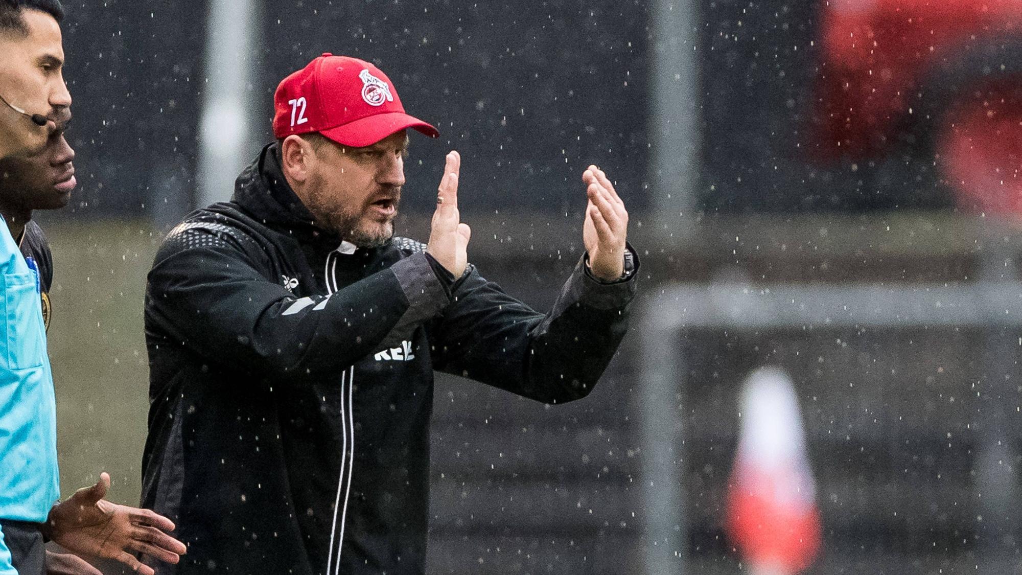 FC-Trainer Steffen Baumgart gestikuliert an der Seitenlinie.