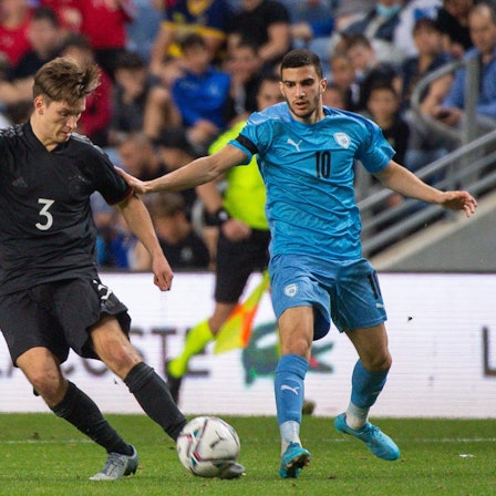 Noah Katterbach (li.) im Zweikampf um den Ball.