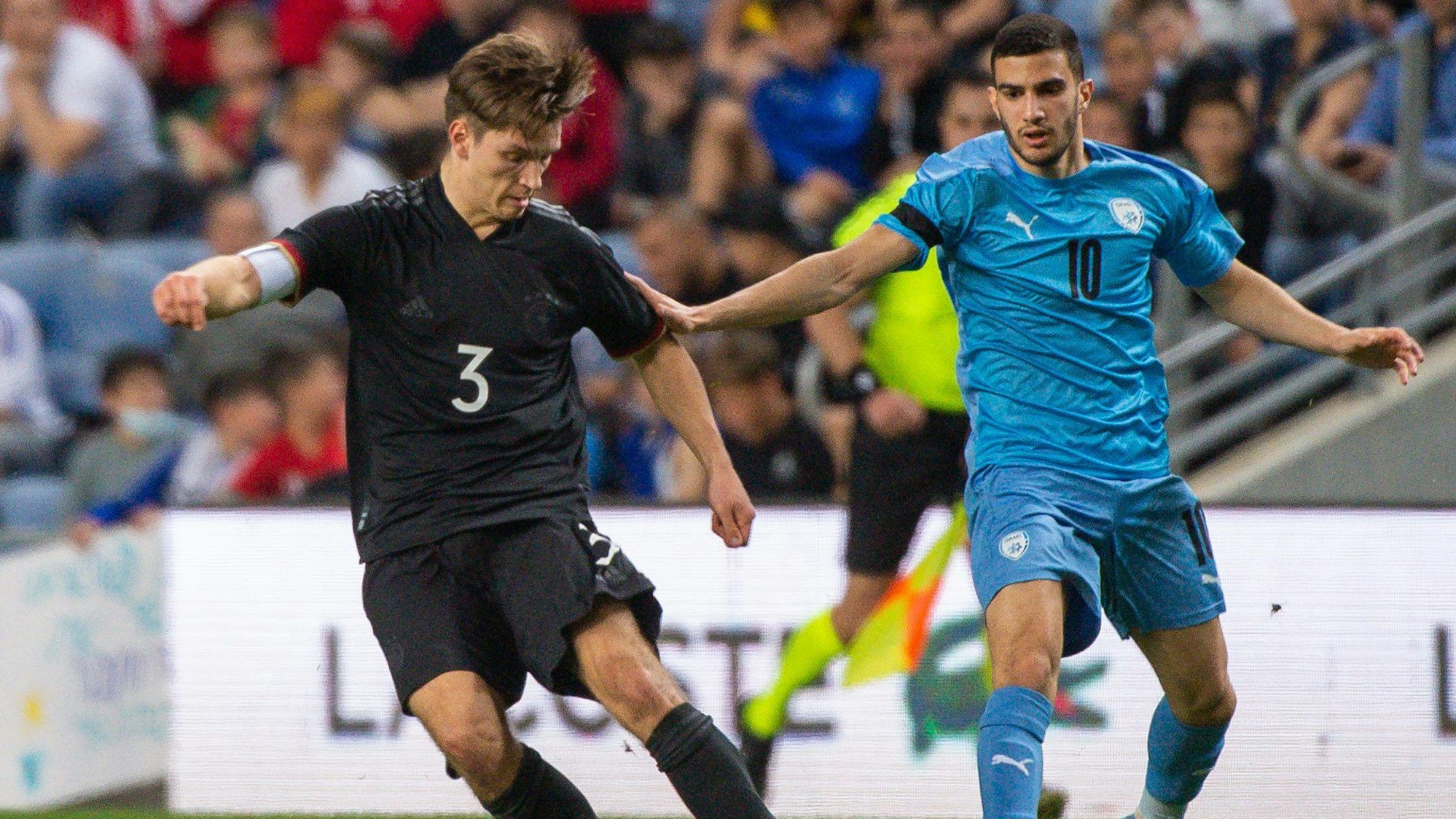 Noah Katterbach (li.) im Zweikampf um den Ball.