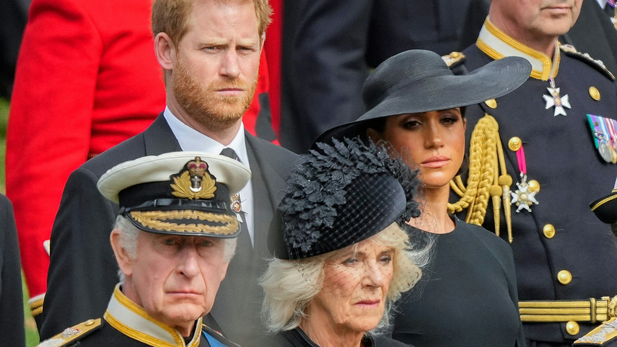 Zerstrittene Royale Familie: Prinz Harry und seine Frau Meghan, sowie König Charles und seine Gattin Camilla. (Archivbild)