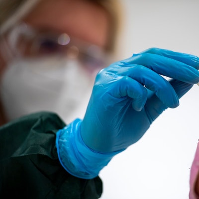 Eine Frau wird in einem Testzentrum auf das Coronavirus getestet.