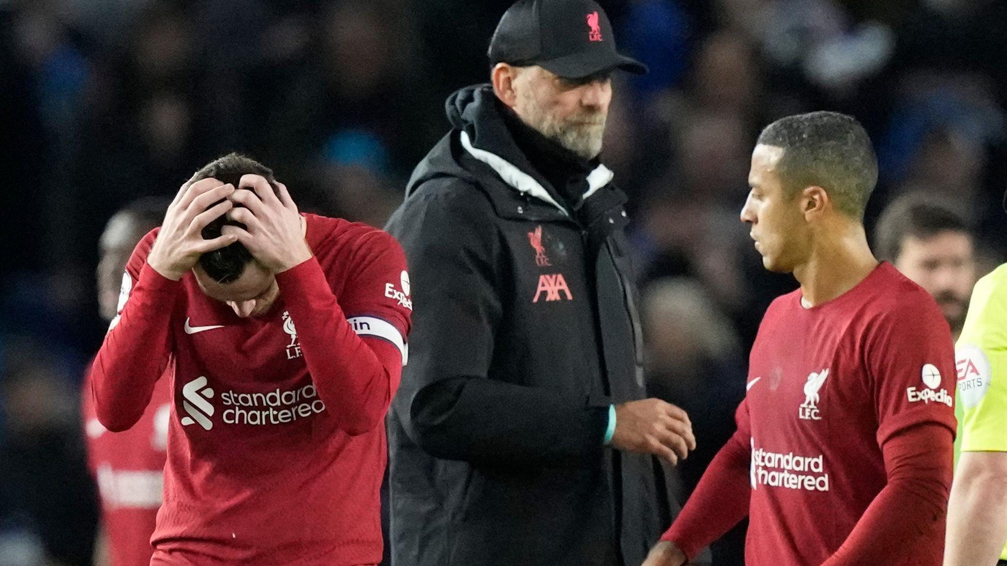 Andrew Robertson (l) vom FC Liverpool fasst sich am Kopf.