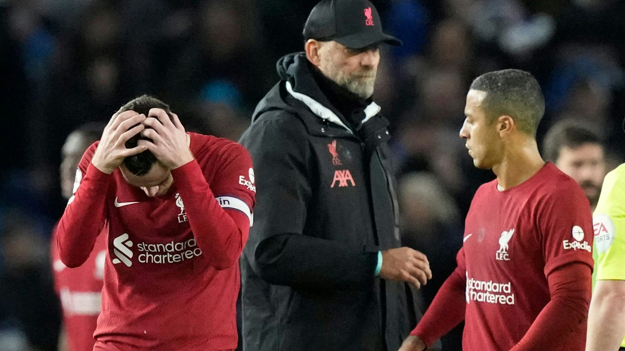 Andrew Robertson (l) vom FC Liverpool fasst sich am Kopf.