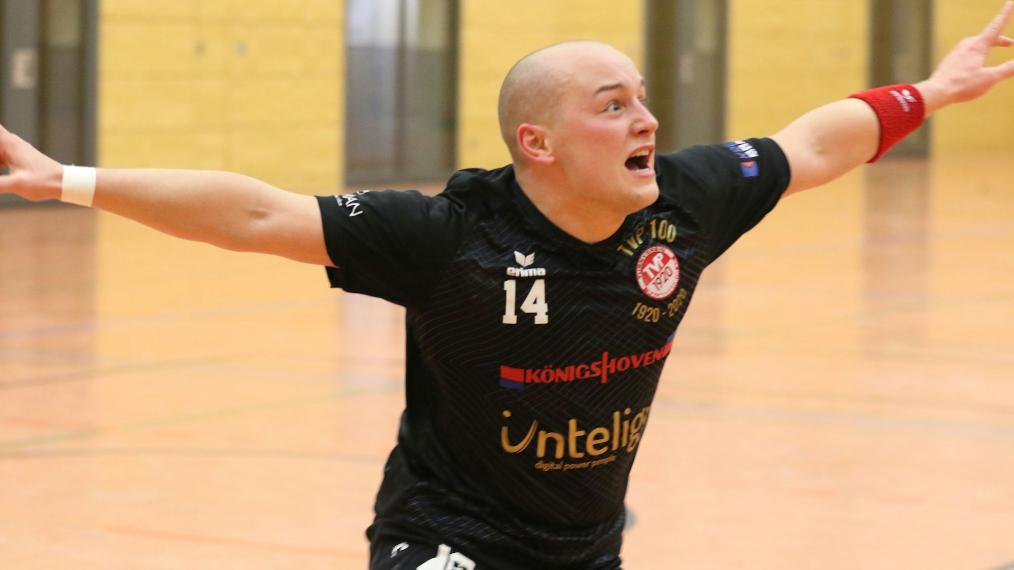 Niklas Adolph vom TV Palmersheim jubelt mit weit ausgestreckten Armen und aufgerissenen Augen.