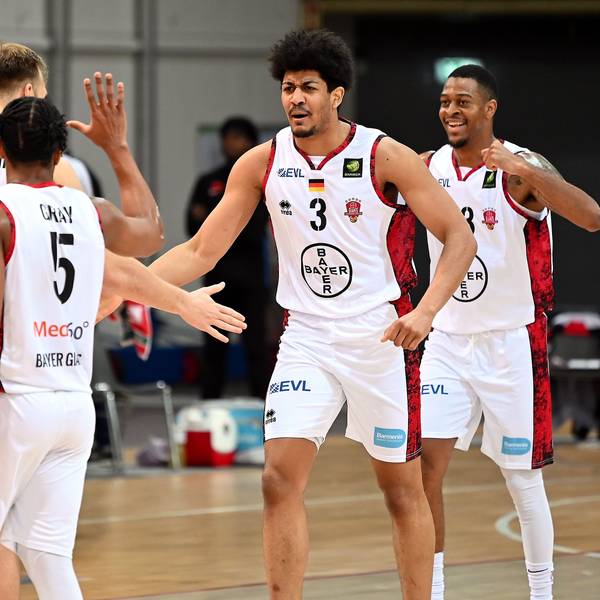 04.01.2023,Basketball-Bayer Giants-Giessen
mitte: Gabriel de Oliveira (Bayer)
rechts: Nick Hornsby (Bayer)
Foto: Uli Herhaus