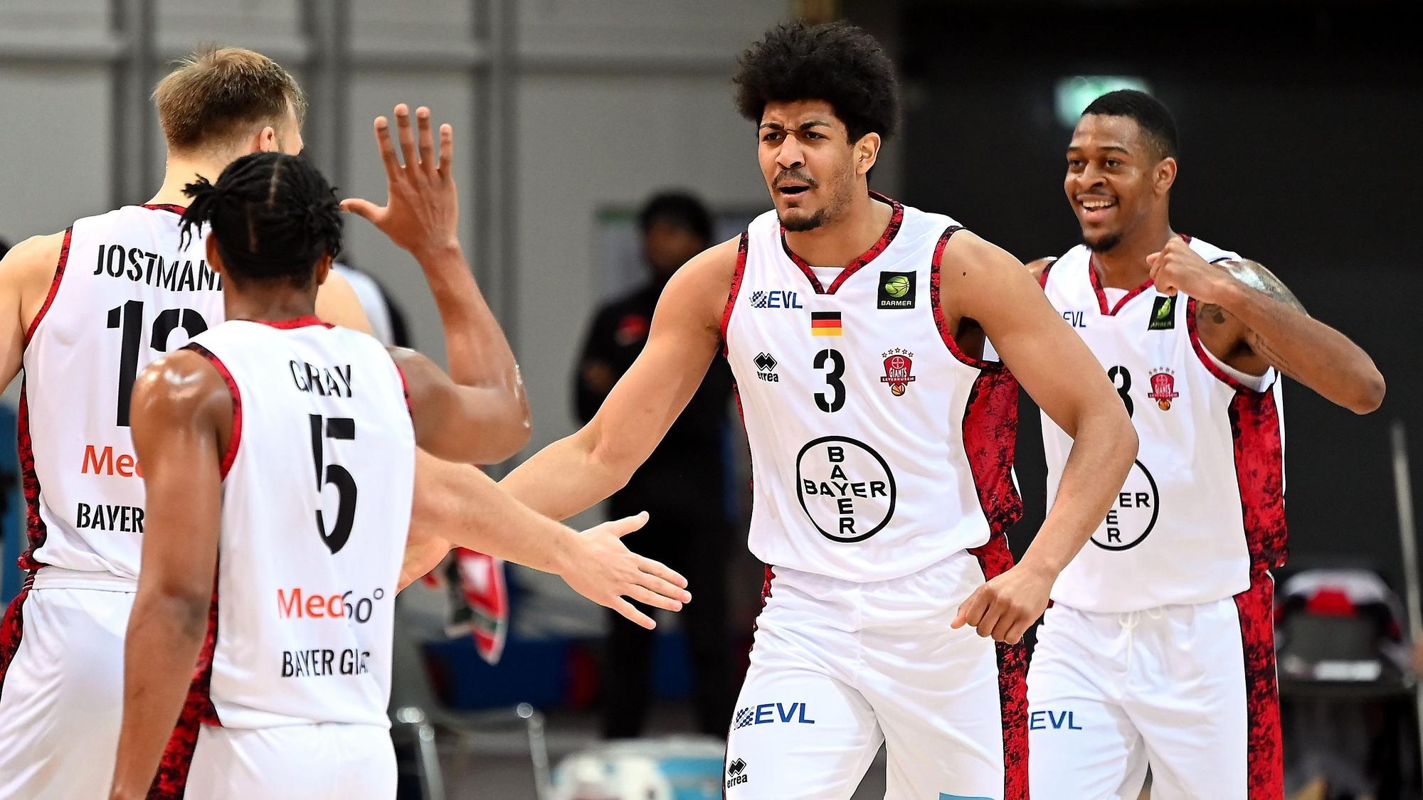 04.01.2023,Basketball-Bayer Giants-Giessen
mitte: Gabriel de Oliveira (Bayer)
rechts: Nick Hornsby (Bayer)
Foto: Uli Herhaus