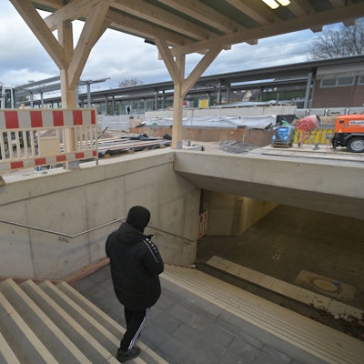 Bahnhofsunterführung zu Gleisen zwei, drei, fünf  offen, provisorisch. Foto: Ralf Krieger
