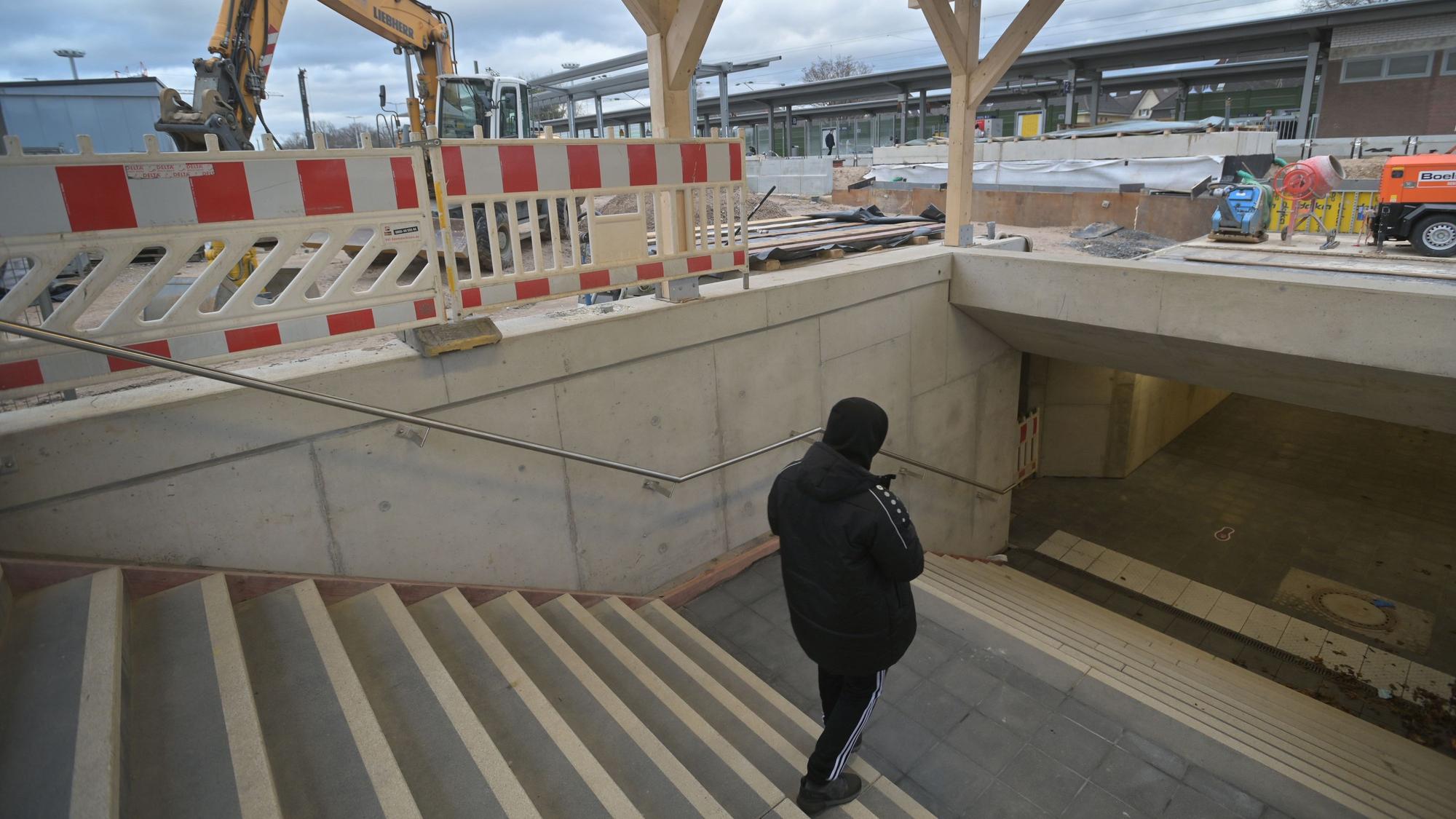 Bahnhofsunterführung zu Gleisen zwei, drei, fünf offen, provisorisch.