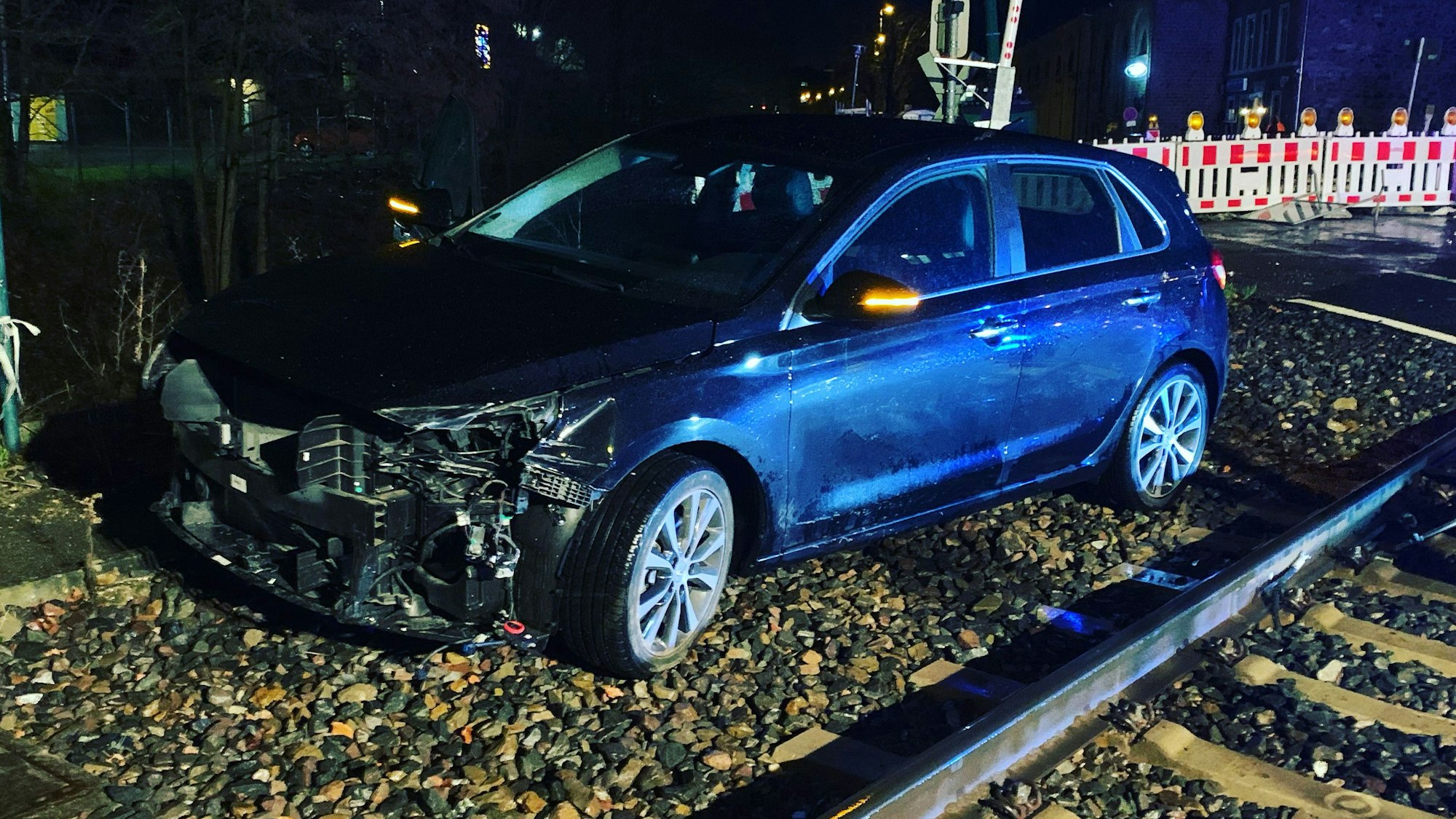 Ein blauer Pkw ist in Stolberg, Nordrhein-Westfalen, mit einer Euroregio-Bahn kollidiert. Der Fahrer wurde leicht verletzt.