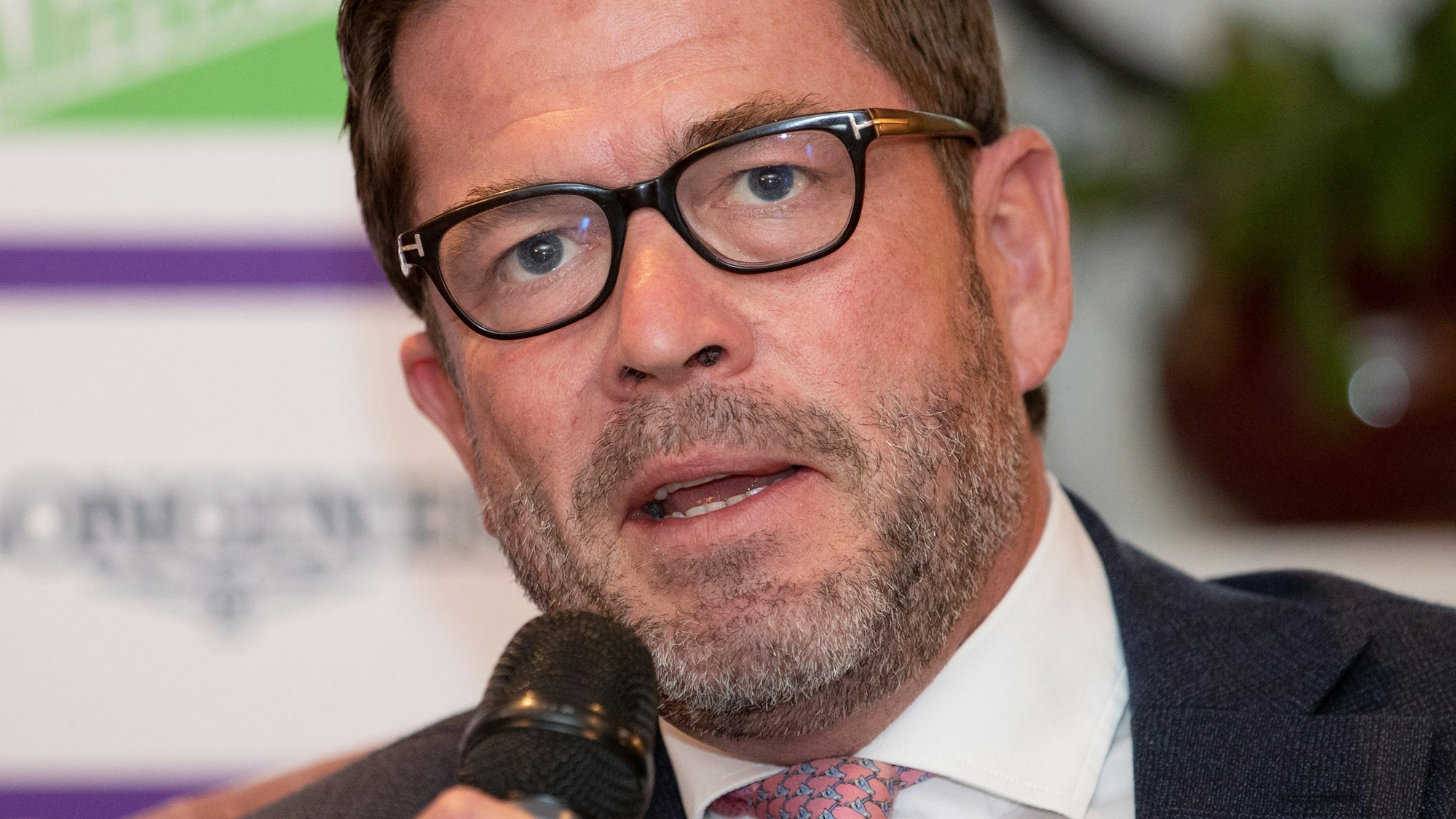 ARCHIV - 16.08.2021, Niedersachsen, Hagen a.T.W.: Pferdesport: Dressur, Pressekonferenz zur Dressur-Europameisterschaft. Karl-Theodor zu Guttenberg, President of Honor, spricht bei einer Pressekonferenz zur Dressur-EM. (Zu dpa: «Karl-Theodor zu Guttenberg bei RTL als Moderator unter Vertrag») Foto: Friso Gentsch/dpa +++ dpa-Bildfunk +++