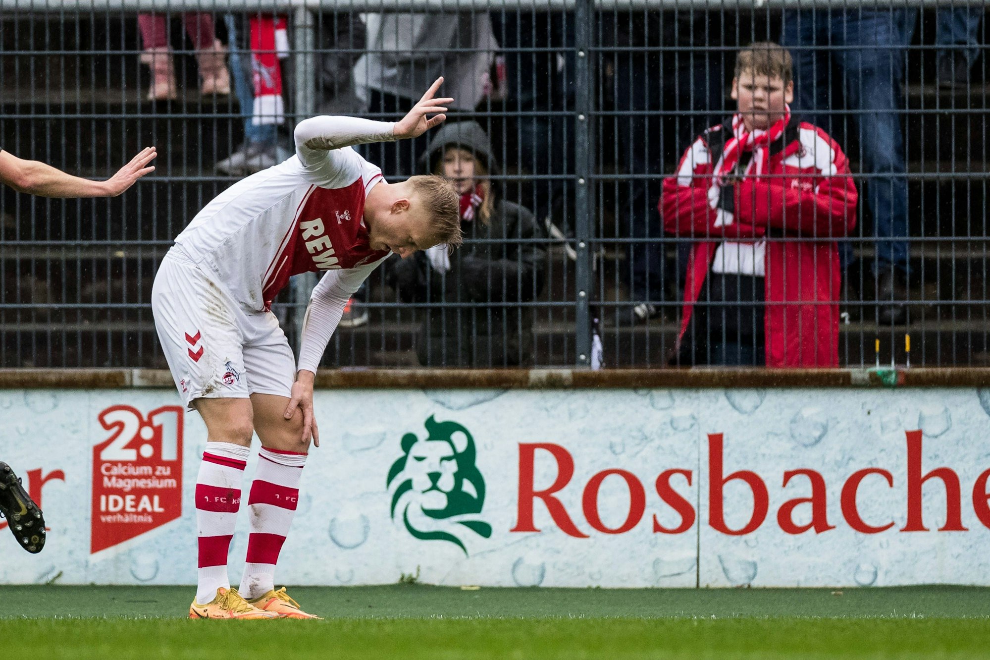 Kristian Pedersen, Linksverteidiger des 1. FC Köln, hat sich im Testspiel gegen Lommel SK verletzt.