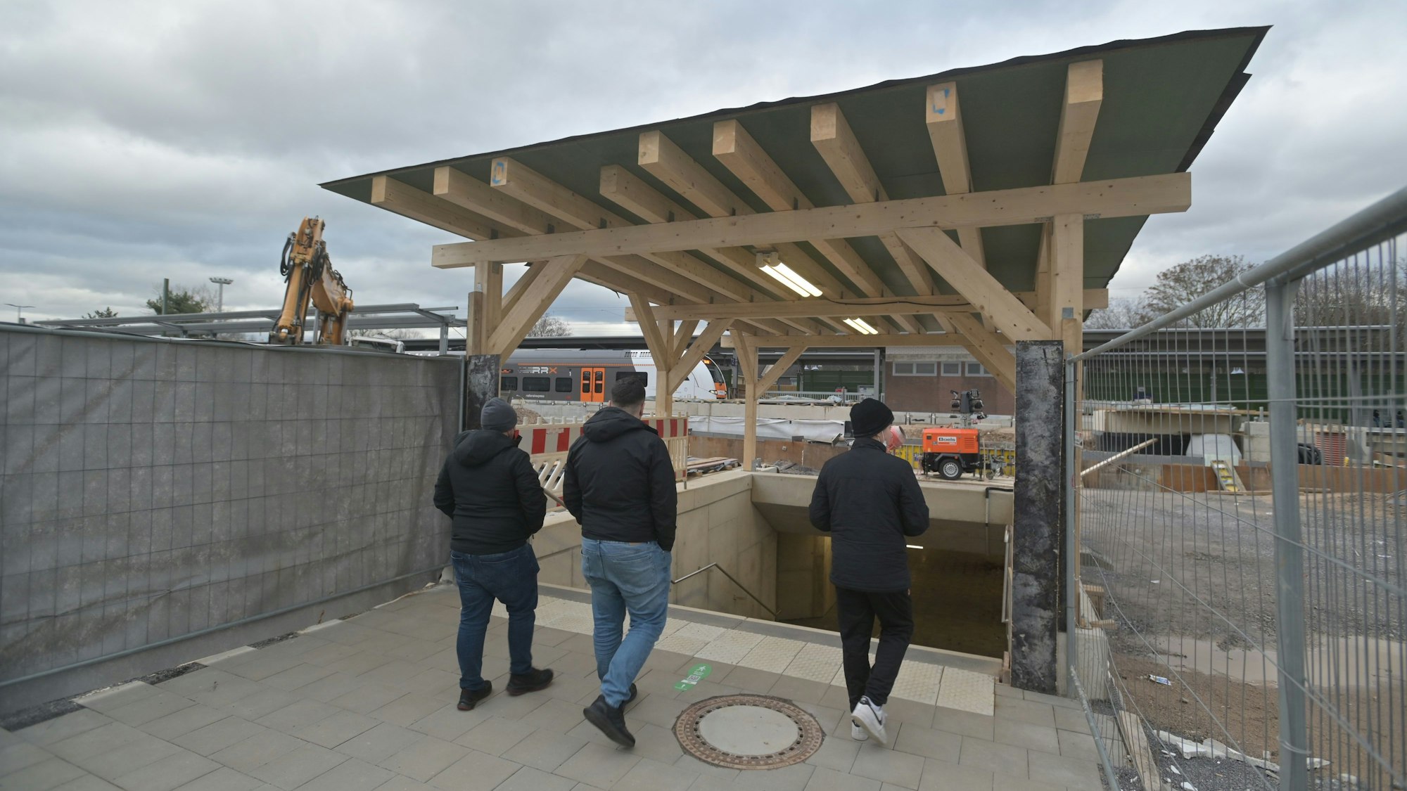 Bahnhofsunterführung zu Gleisen zwei, drei, fünf offen, provisorisch. Foto: Ralf Krieger