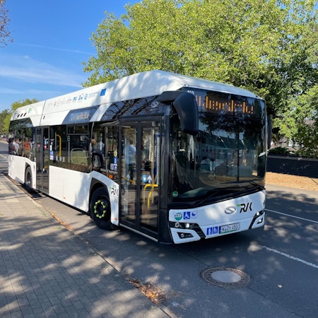 Ein Bus der RVK steht an einer Haltestelle. Das Unternehmen fährt rund Millionen Kilometer jährlich im Kreis.