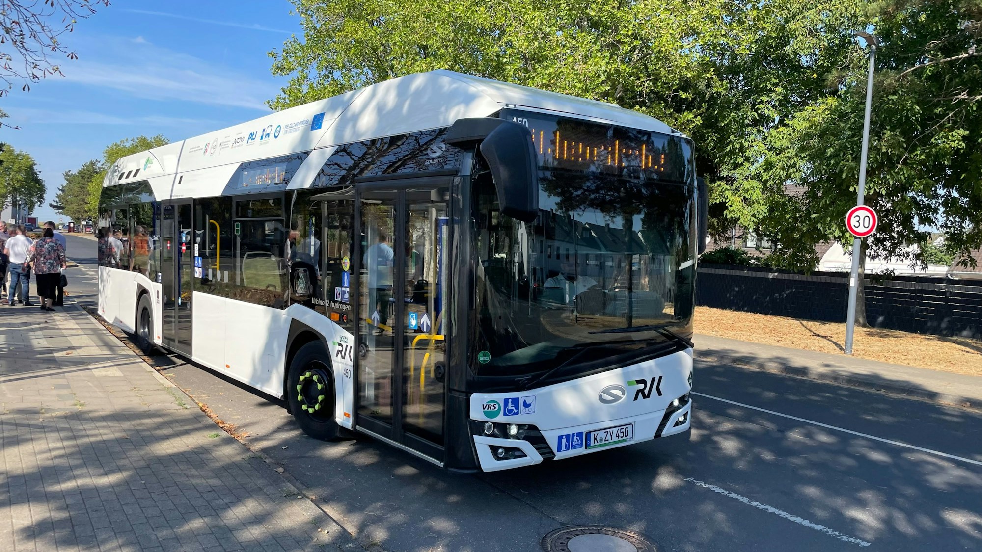 Ein Bus der RVK steht an einer Haltestelle. Das Unternehmen fährt rund Millionen Kilometer jährlich im Kreis.