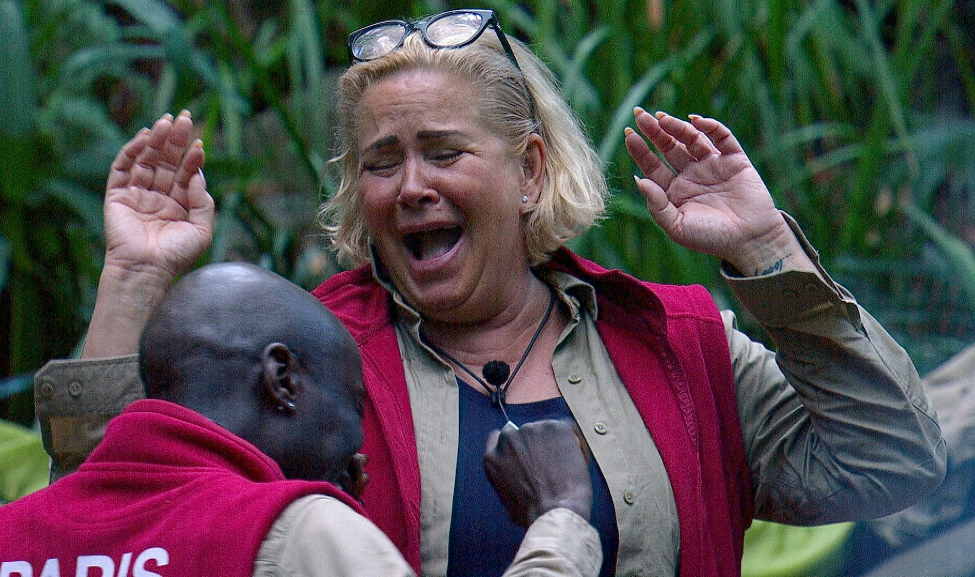 Als Djamila sich über ihre Wangen lustig macht, bekommt Claudia Effenberg einen Lachflash.