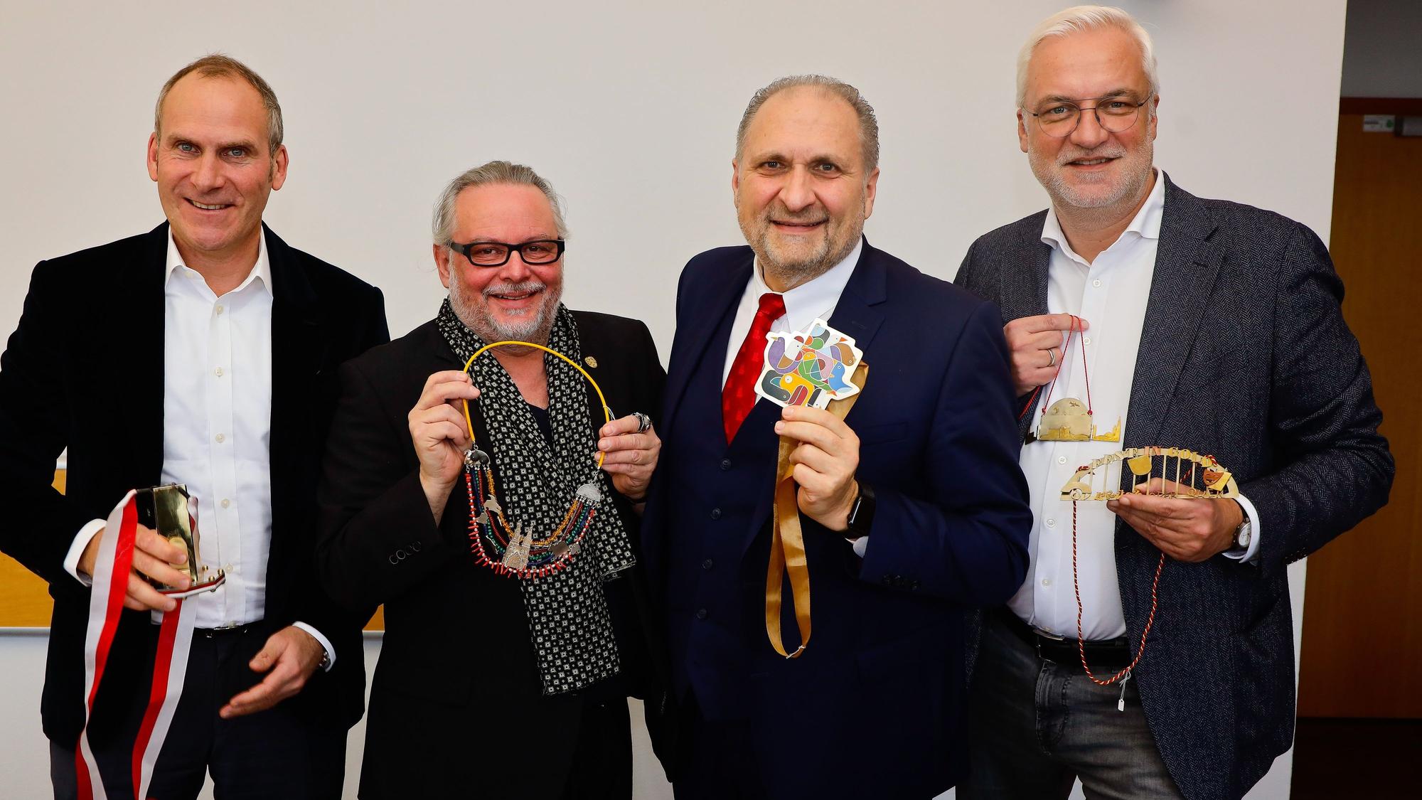 13.01.2023, Köln: v.l: Nicolai Lucks ( Kreishandwerksmeister), Ingo Telkmann ( Präsident des Fest des Goldes), Hans Peter Wollseifer ( Präsident der Handwerkskammer Köln )und Garrelt Duin ( Hauptgeschäftsführer der Handwerkskammer Köln).Fest des Goldes-Unikatsorden Wettbewerb der Handwerkskammer in Köln.Aufnahmen in der Handwerkskammer Köln. Foto : Dirk Borm