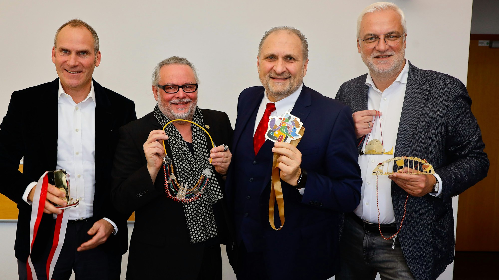 13.01.2023, Köln: v.l: Nicolai Lucks ( Kreishandwerksmeister), Ingo Telkmann ( Präsident des Fest des Goldes), Hans Peter Wollseifer ( Präsident der Handwerkskammer Köln )und Garrelt Duin ( Hauptgeschäftsführer der Handwerkskammer Köln).Fest des Goldes-Unikatsorden Wettbewerb der Handwerkskammer in Köln.Aufnahmen in der Handwerkskammer Köln. Foto : Dirk Borm