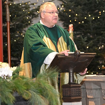 Pfarrer Winfried Kissel steht in der Kirche St. Johann Baptist in Bergisch Gladbach-Refrath.