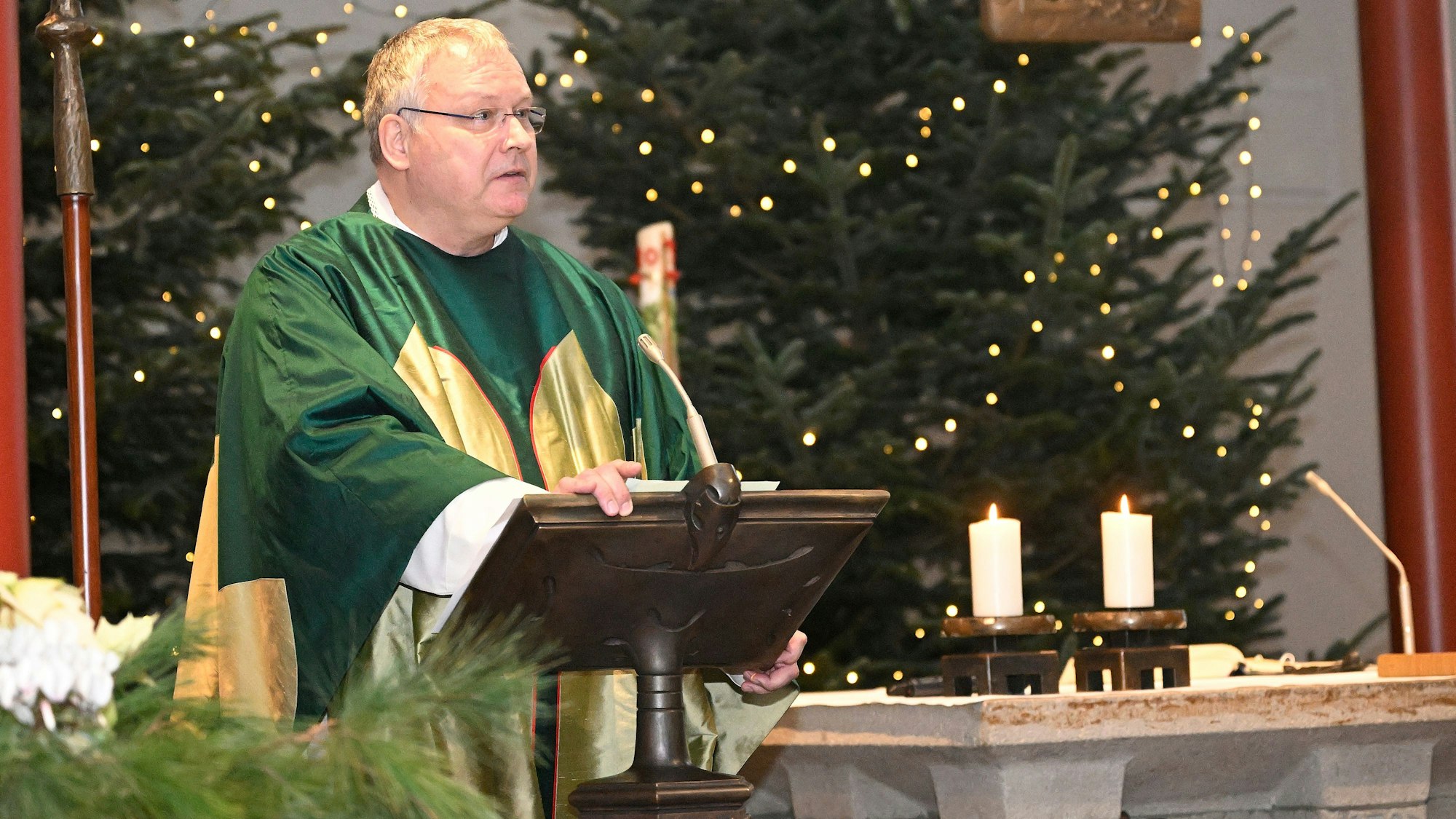 Pfarrer Winfried Kissel steht in der Kirche St. Johann Baptist in Bergisch Gladbach-Refrath.