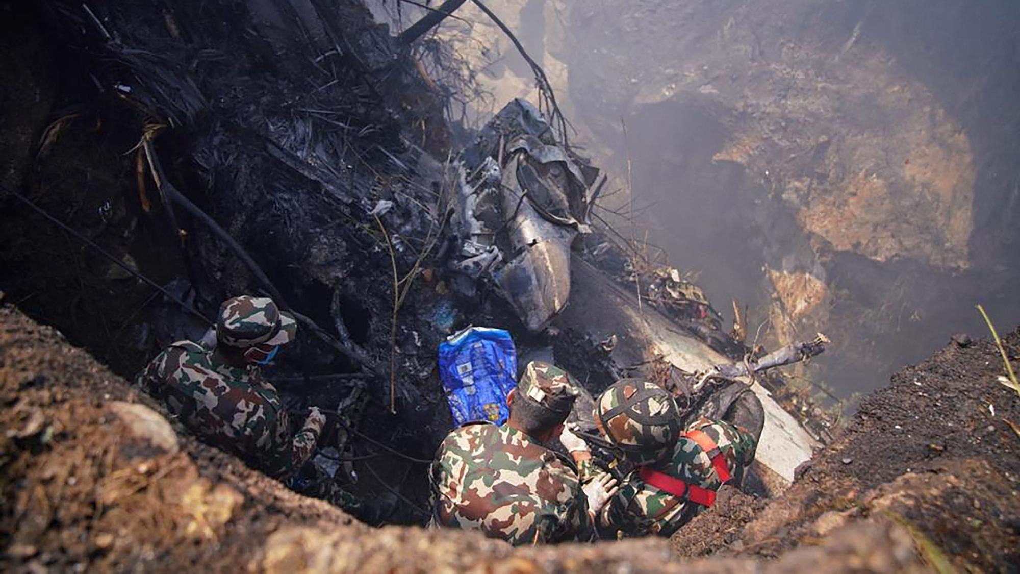Pokhara, Nepal: Rettungskräfte stehen an der Unfallstelle am Sonntag (15. Januar). Ein Flugzeug aus der Hauptstadt Kathmandu mit 72 Insassen ist am Himalaya-Gebirge abgestürzt.