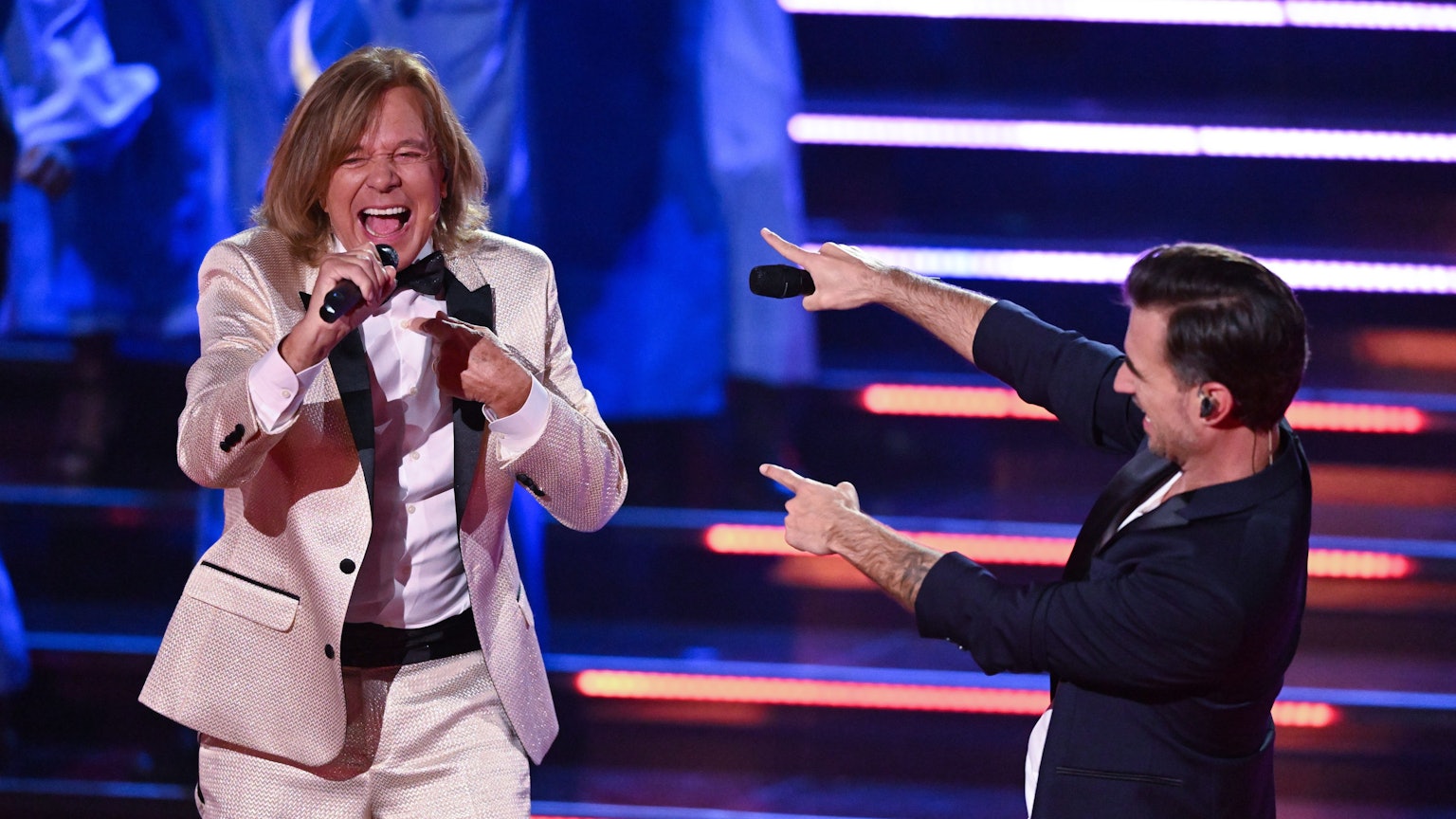Sänger und Moderator Florian Silbereisen (r) und Jürgen Drews während der Fernsehshow ·„Der große Schlagerabschied“.