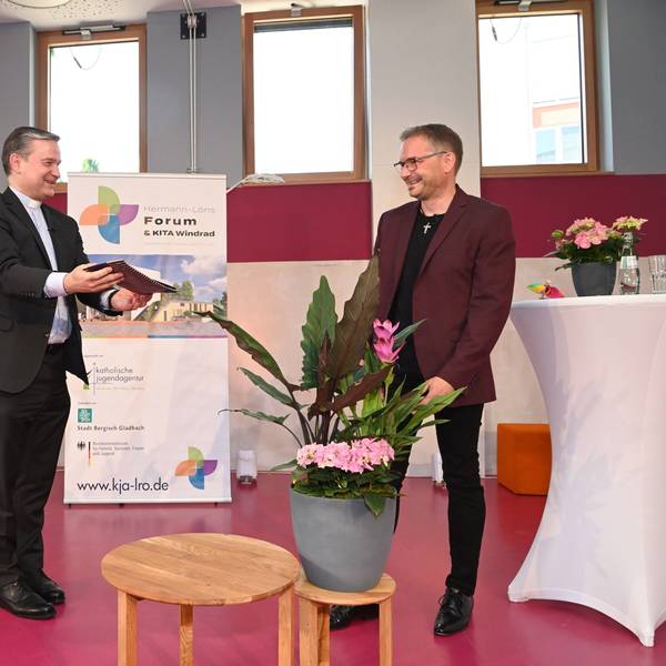 Generalvikar Msgr Dr. Markus Hofmann (l.) übergibt ein Einweihungsgeschenk an Thomas Droege (r.)