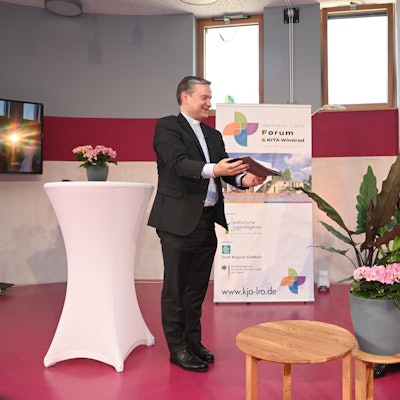 Generalvikar Msgr Dr. Markus Hofmann (l.) übergibt ein Einweihungsgeschenk an Thomas Droege (r.)