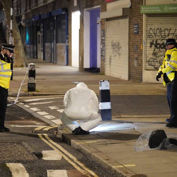 14.01.2023, Großbritannien, London: Ein Beamter der Spurensicherung arbeitet in der Nähe des Tatorts.