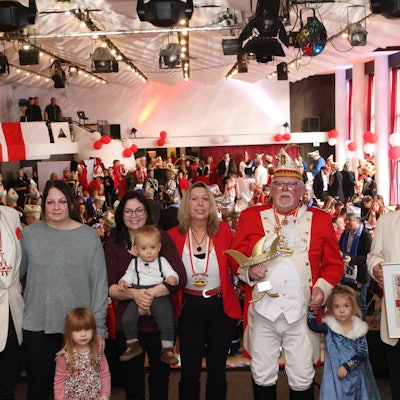 Goldene Narrenkappe Parkhotel, Verleihung der Goldenen Narrenkappe an Hans-Georg Meinerzhagen (m.), mit Ehefrau Gabi, Töchtern und Enkeln, Hansi Welter (l.) und Wolfgang Köckerling (r.)