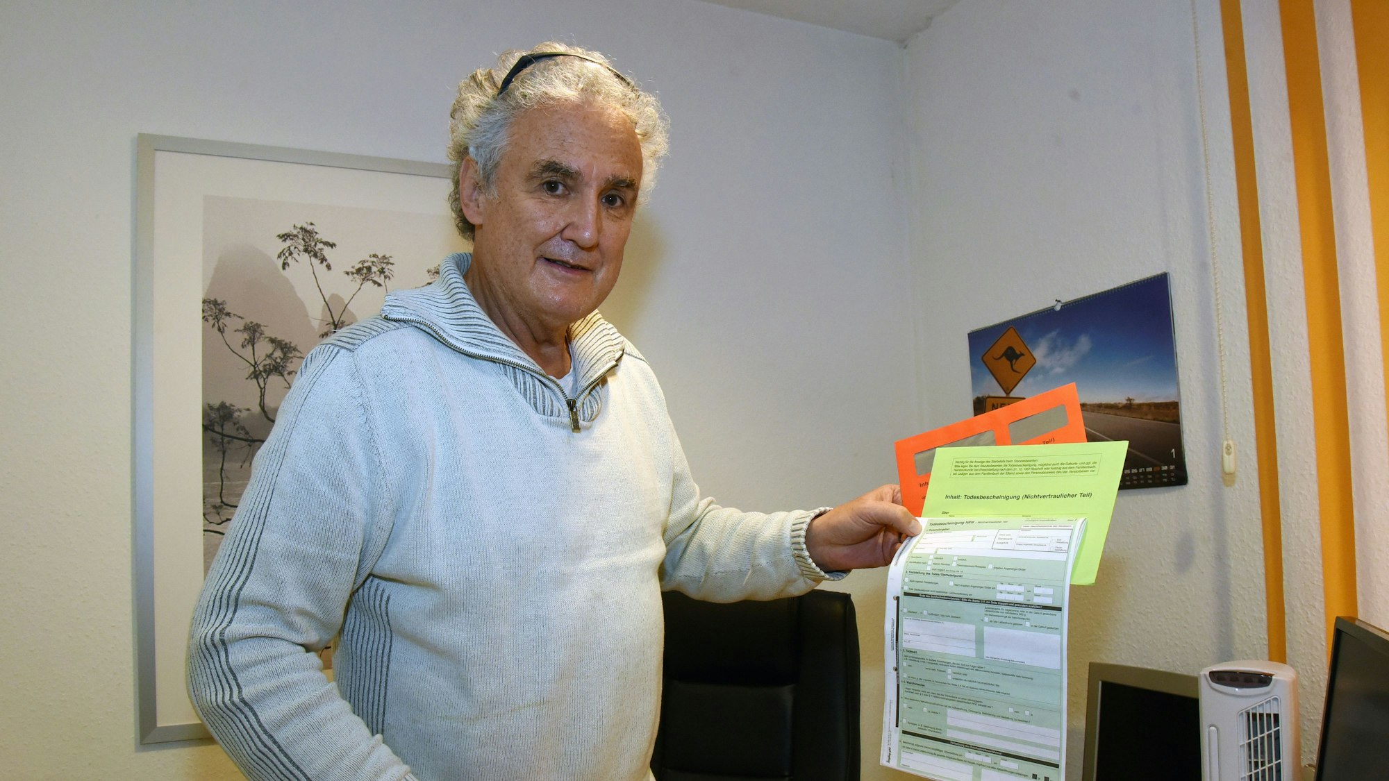 Dr. Ralph Krolewski in seiner Praxis in Bernberg