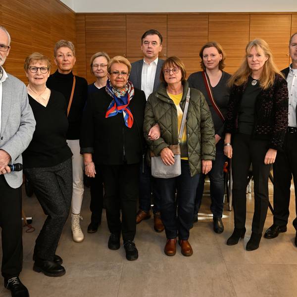 Mitglieder des Kirchenvorstandes und des Runden Tisches stehen auf dem Neujahrsempfang der Gemeinde nebeneinander.
