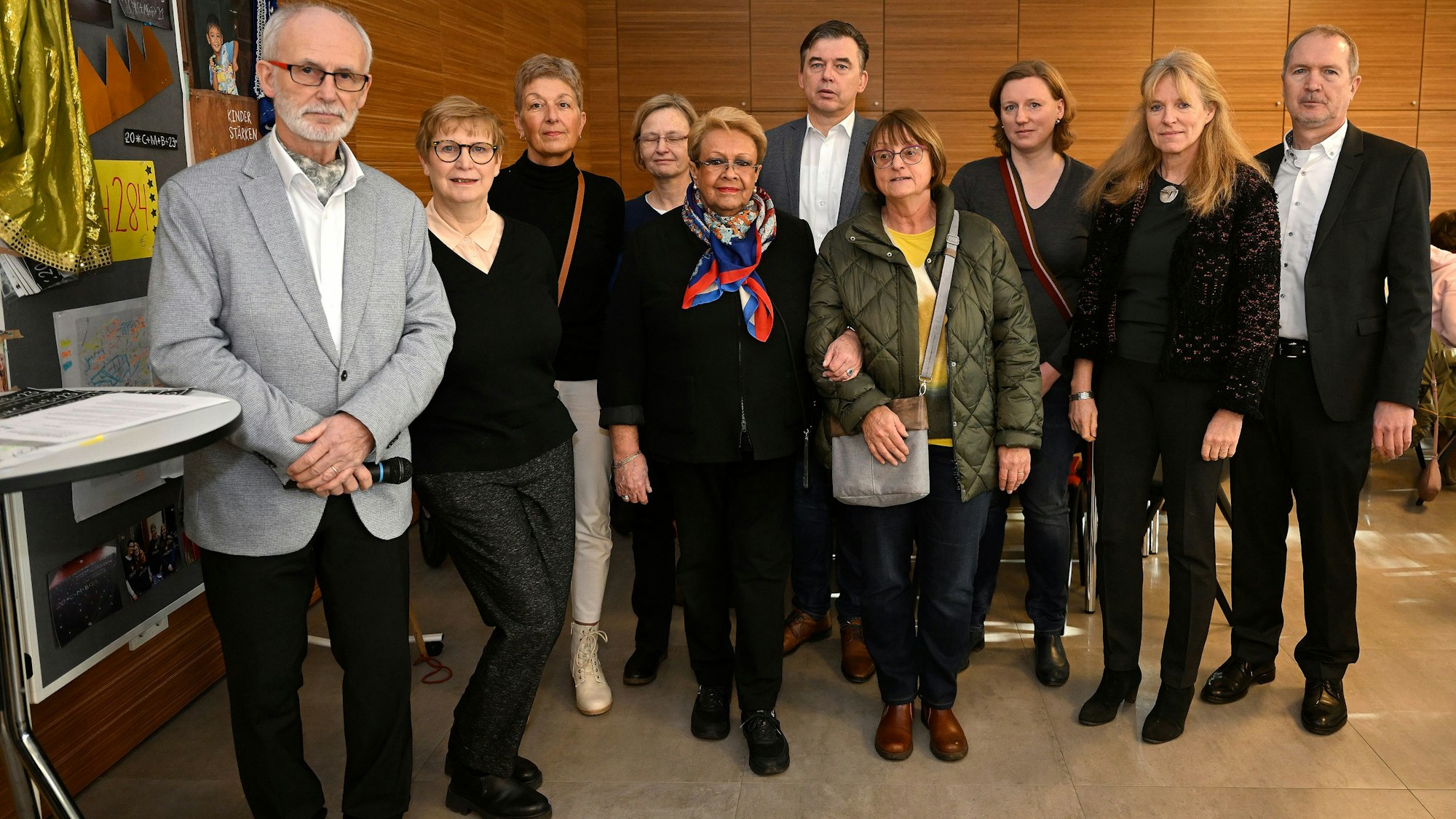 Der Kirchenvorstand St. Johann Baptist Refrath-Frankenforst und das Orgateam Runder Tisch stehen auf dem Neujahrsempfang nebeneinander.