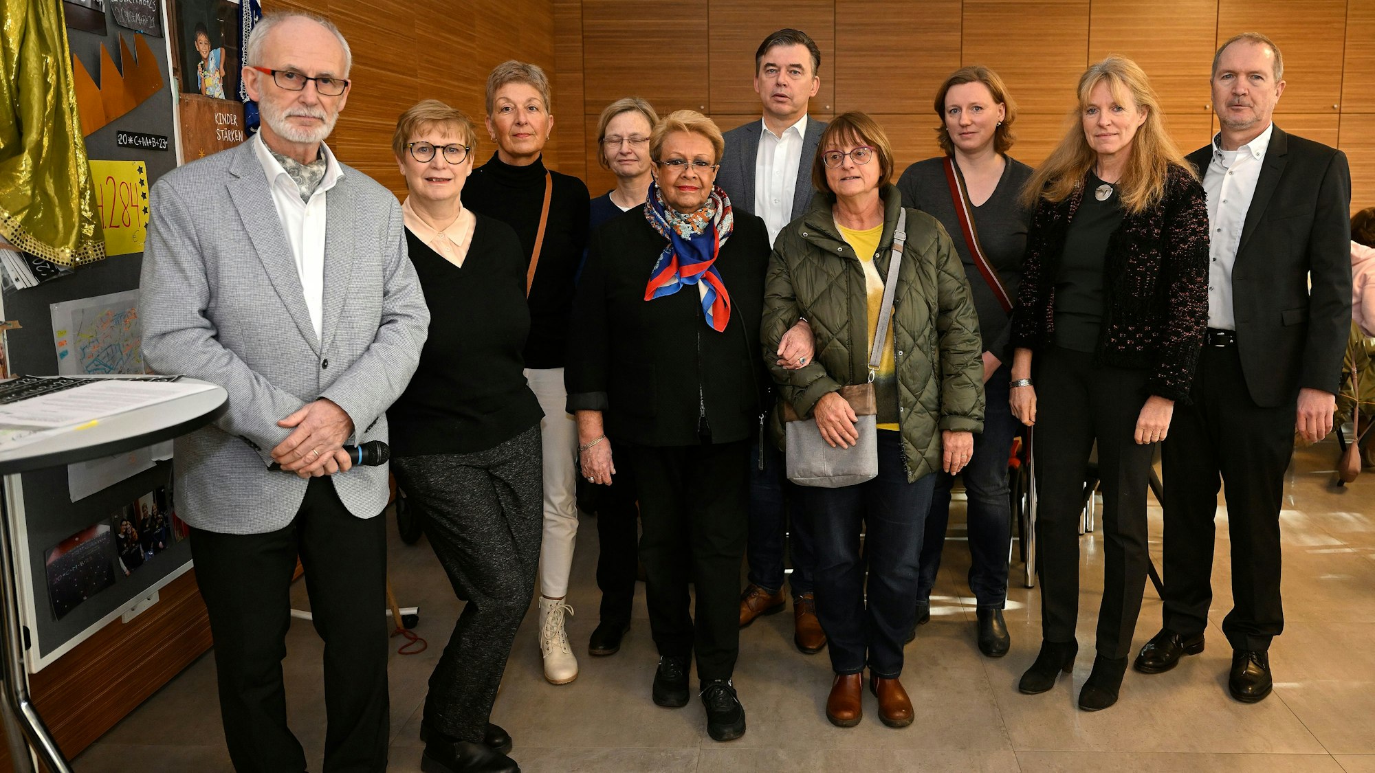 Mitglieder des Kirchenvorstandes und des Runden Tisches stehen auf dem Neujahrsempfang der Gemeinde nebeneinander.