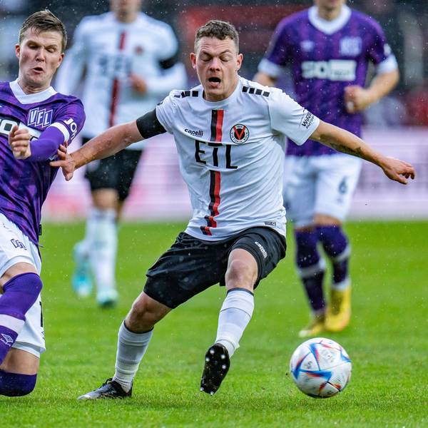 Fußballer bestreiten einen Zweikampf..