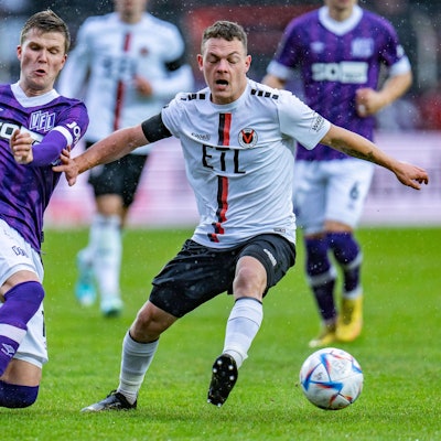 Fußballer bestreiten einen Zweikampf..