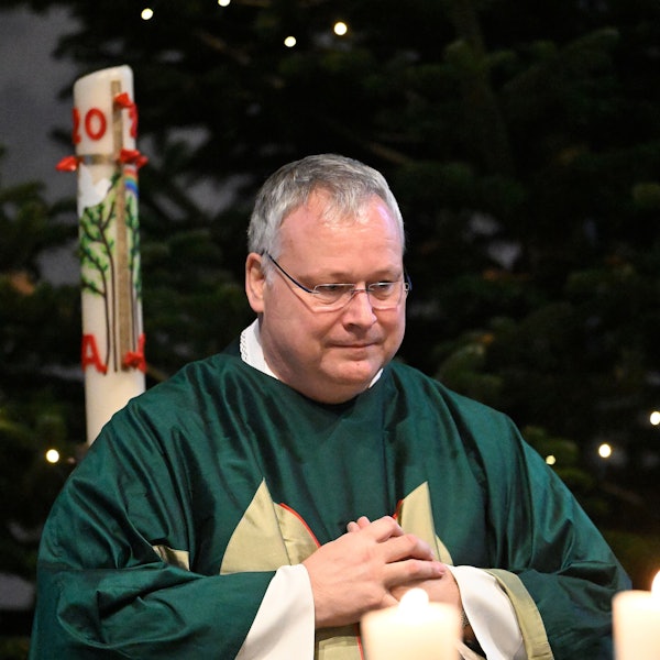 Pfarrer Winfried Kissel steht in St. Johann Baptist.