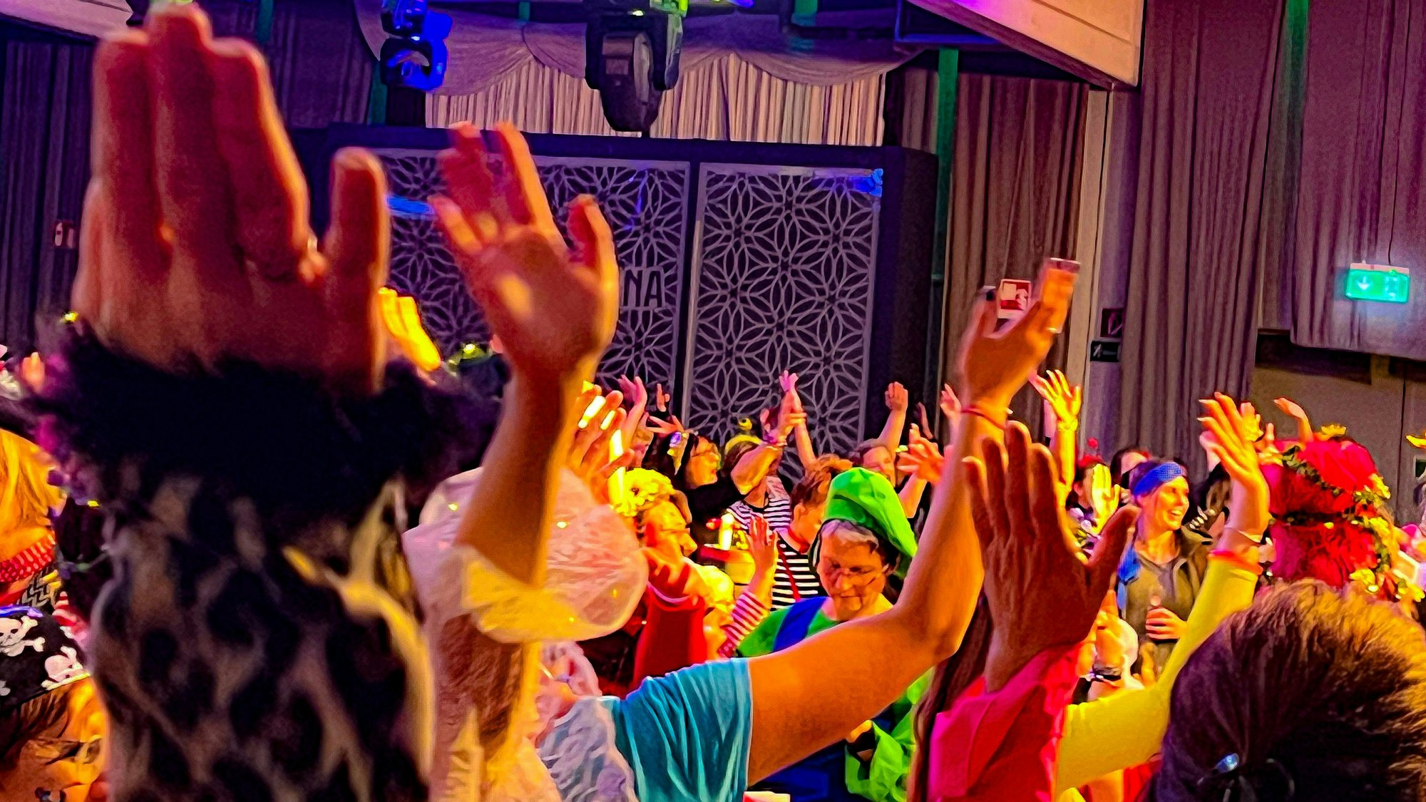 Ein Saal voller feiernder Frauen, sie sind alle verkleidet.