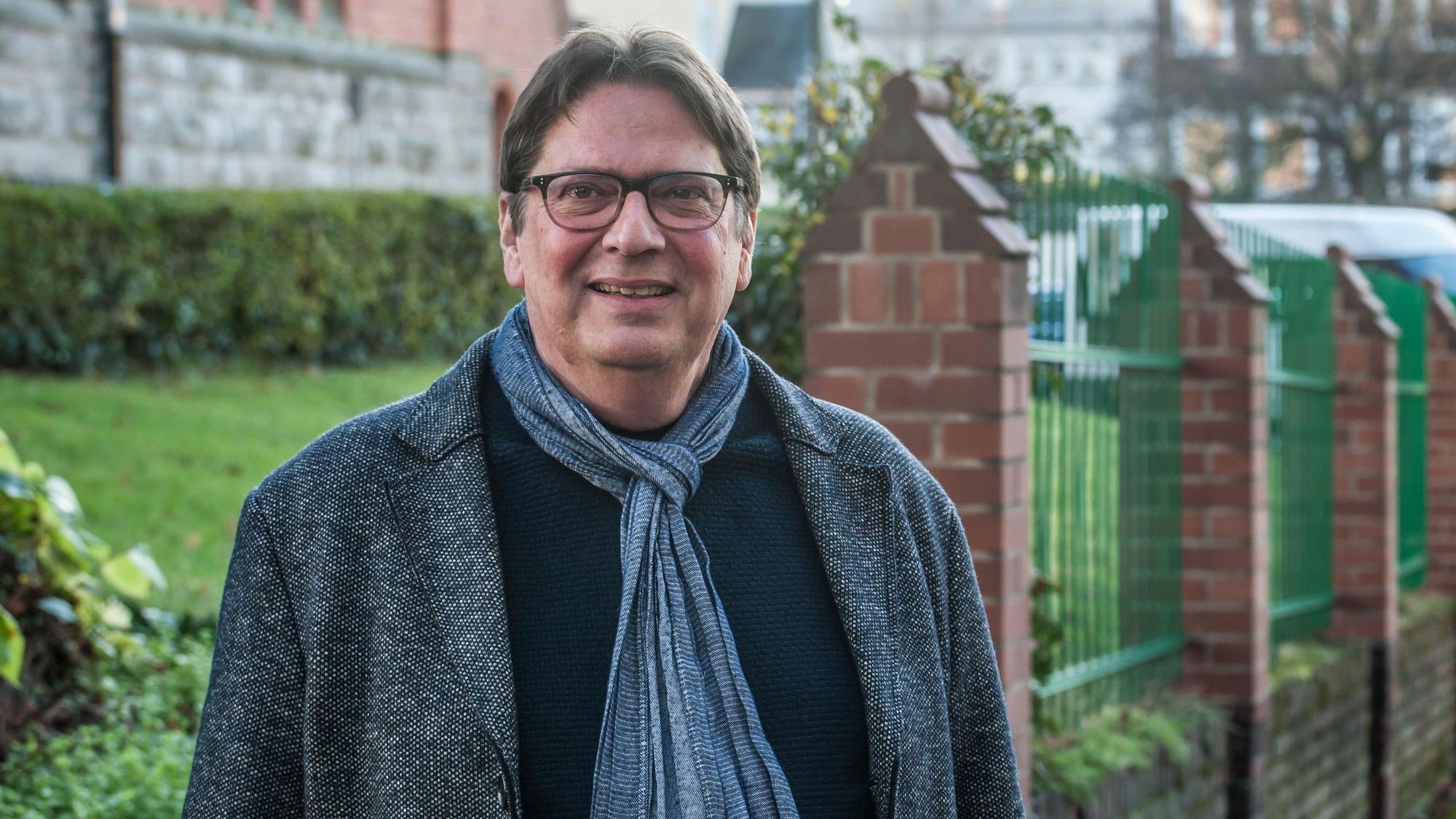 Pfarrer Siegfried Eckert steht auf der Straße An der evangelischen Kirche hinter der Christuskirche.