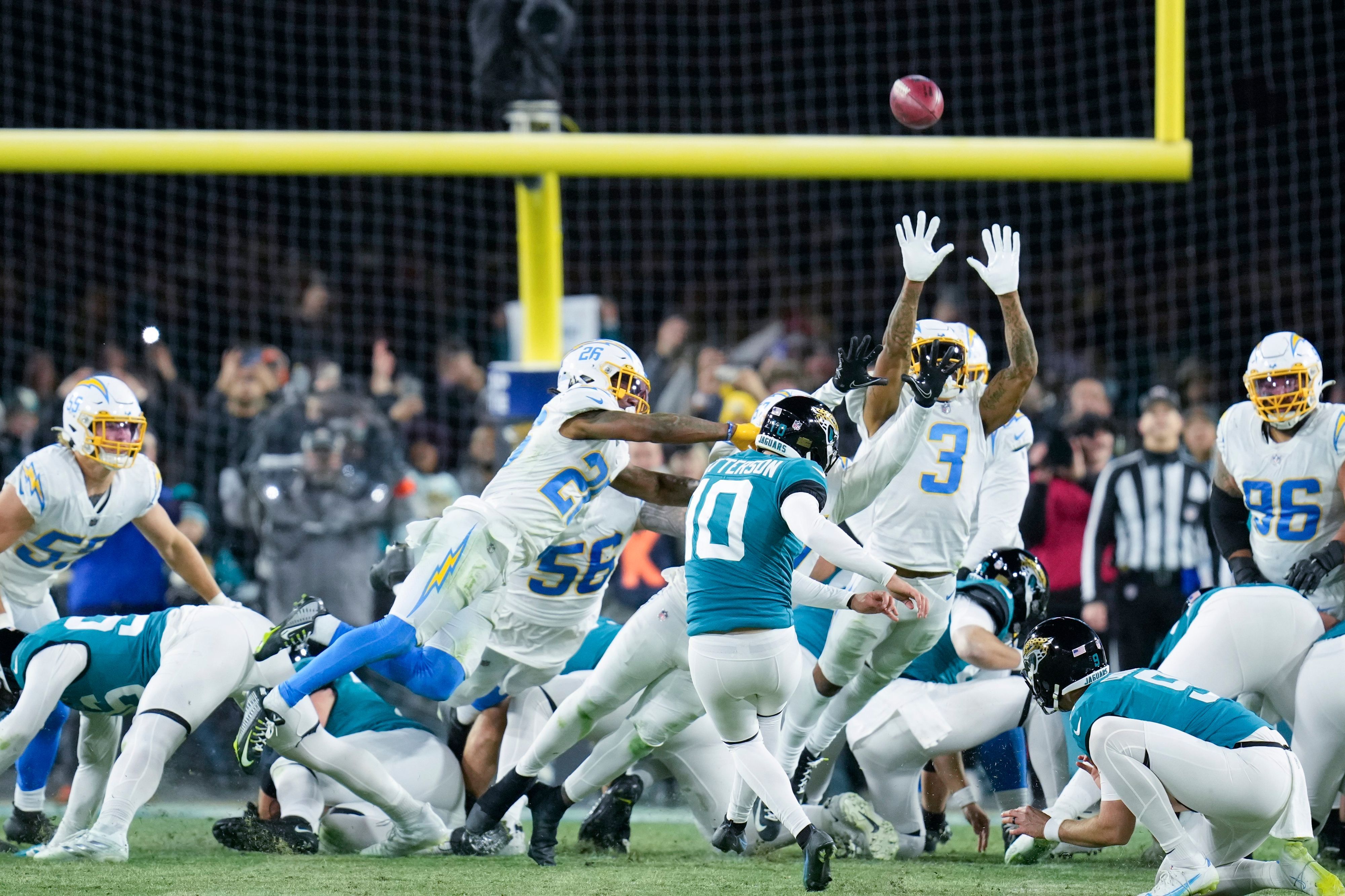Jacksonville Jaguars Spieler Riley Patterson (10) schießt das spielentscheidende Tor nach der Aufholjagd.