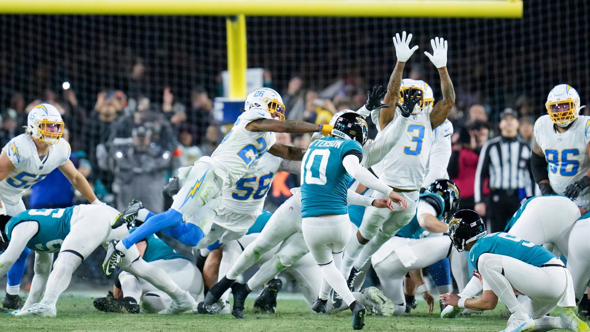 Jacksonville Jaguars Spieler Riley Patterson (10) schießt das spielentscheidende Tor nach der Aufholjagd.
