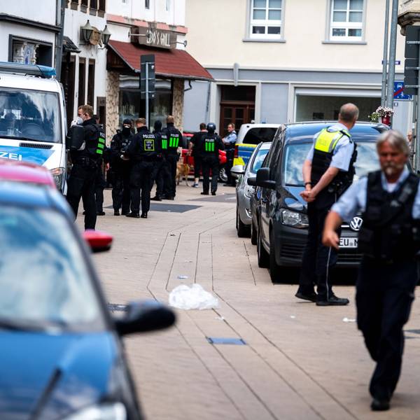 Mehrere Polizisten sind bei einer Razzia im Viehplätzchenviertel im Einsatz.