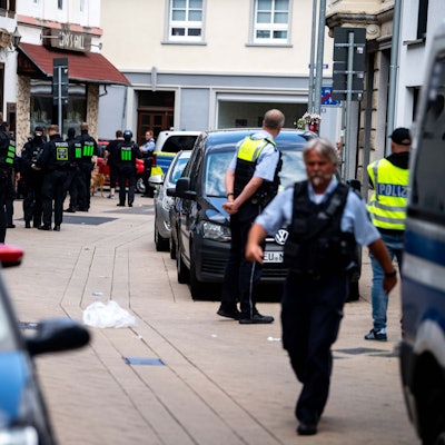 Mehrere Polizisten sind bei einer Razzia im Viehplätzchenviertel im Einsatz.