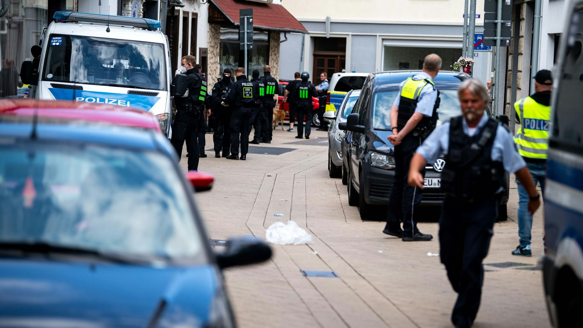 Mehrere Polizisten sind bei einer Razzia im Viehplätzchenviertel im Einsatz.